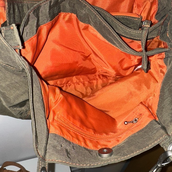 Baggallini green and orange purse with lots of pockets and fun features! - Picture 8 of 8